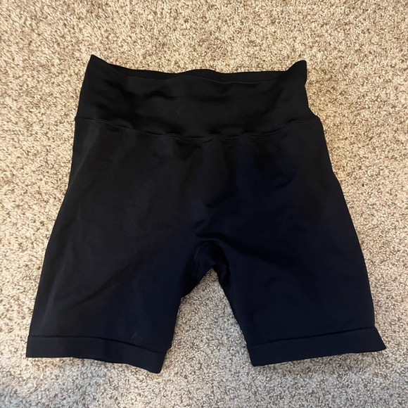 Medium black suuksess seamless shorts with booty scrunch from Amazon - Picture 2 of 3